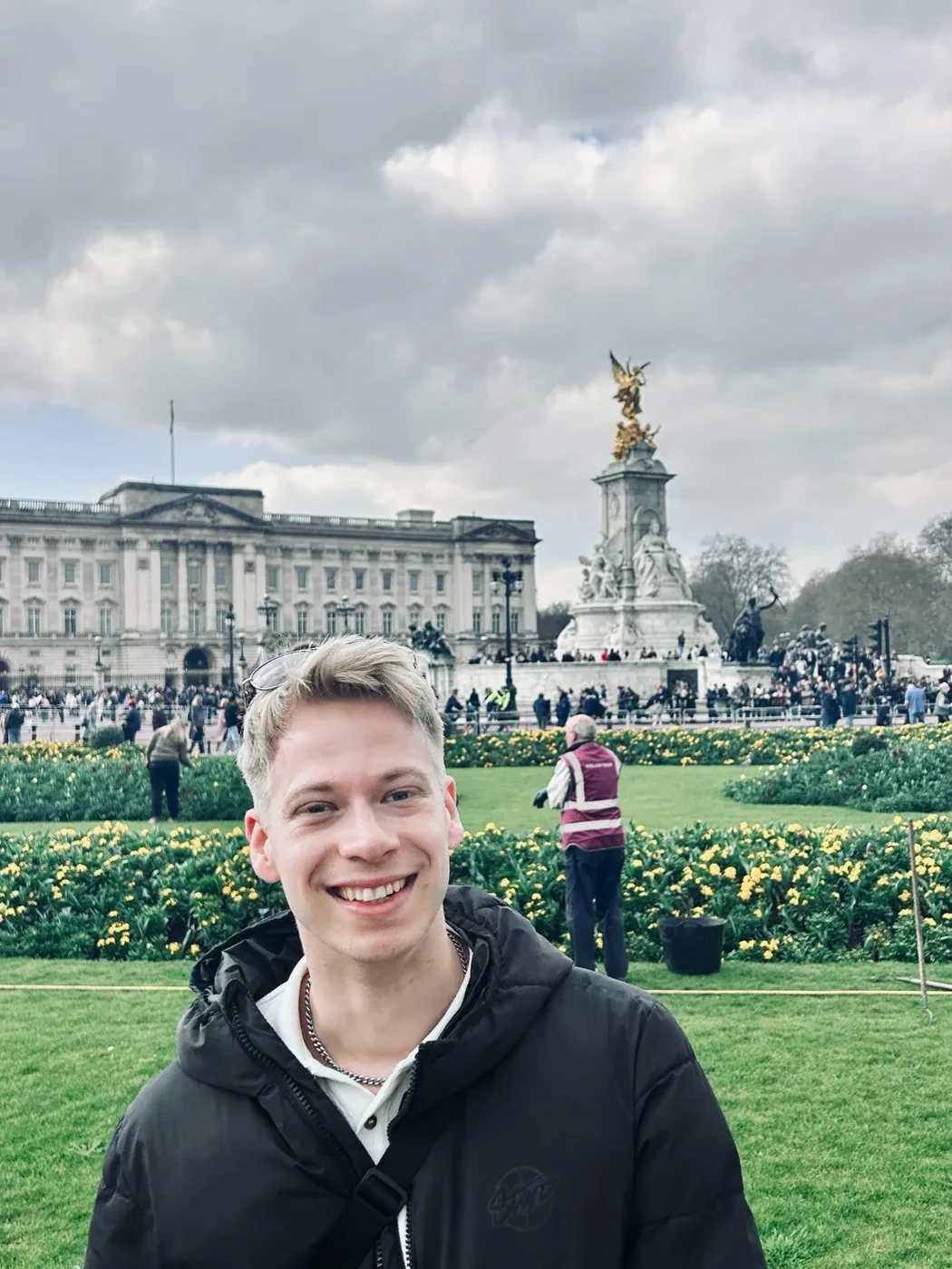 Christian von Rappard lächelt in einem Garten vor dem Buckingham Palace