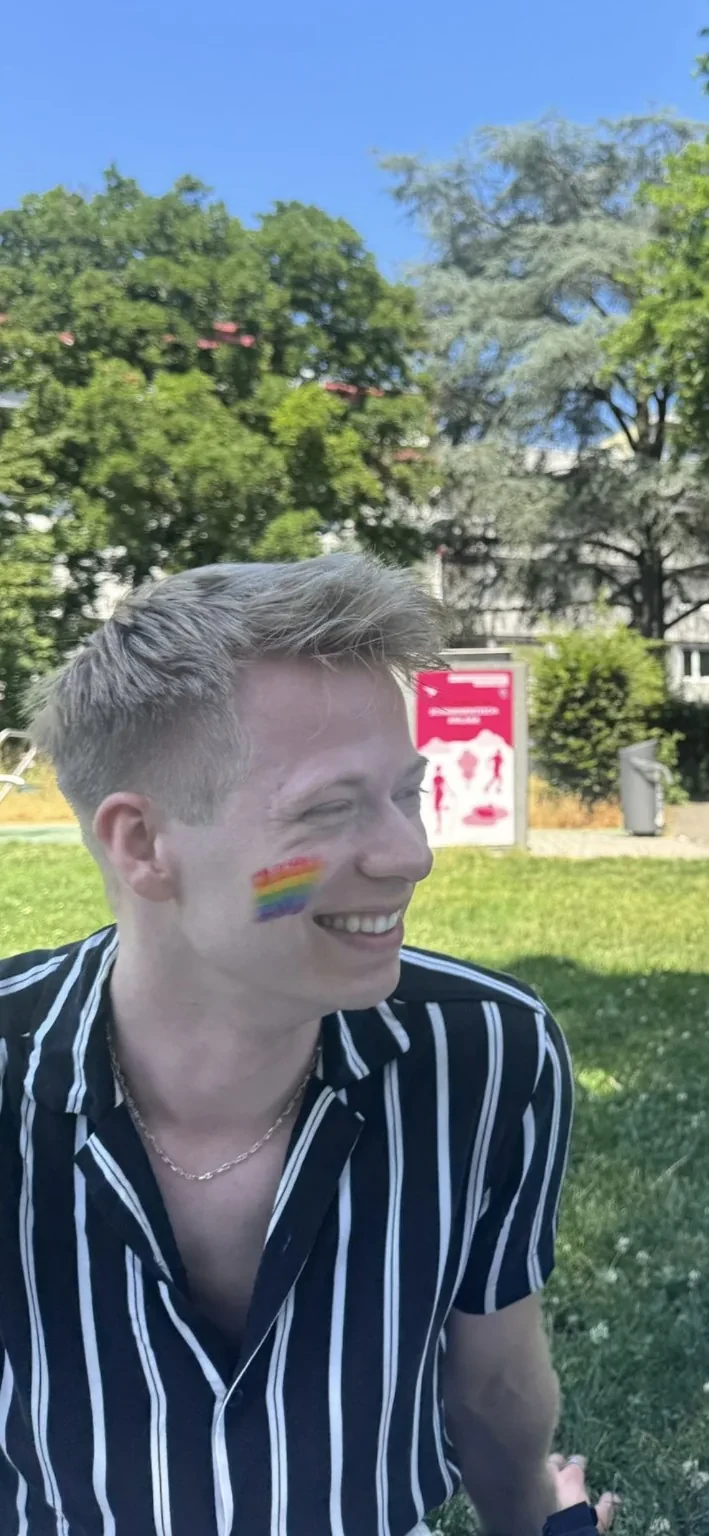 Christian lacht im Freien
